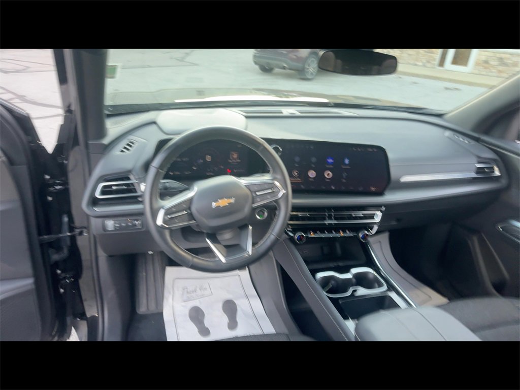 2025 Chevrolet Traverse photo 3