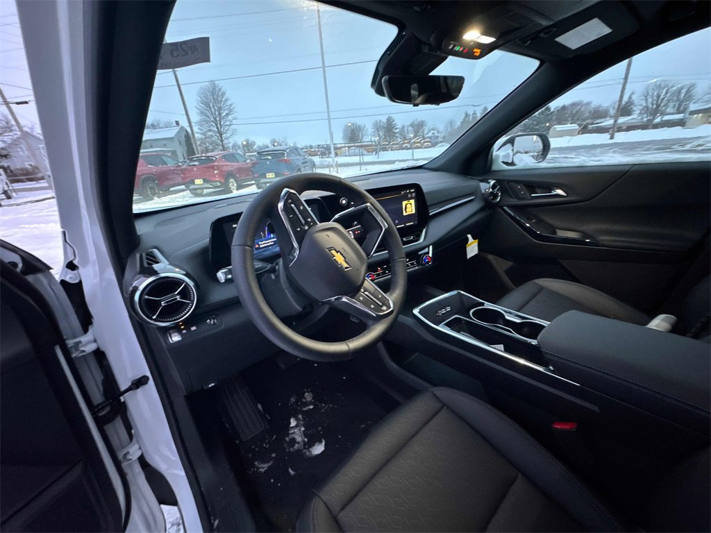 2025 Chevrolet Equinox LT photo 3