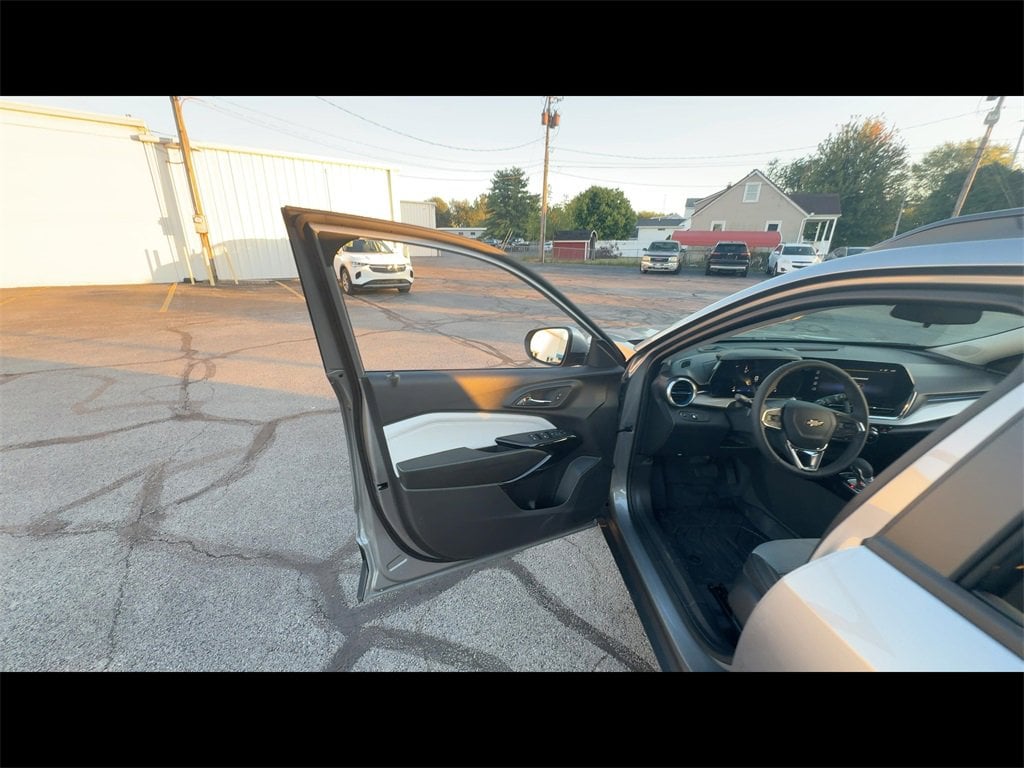 New 2025 Chevrolet Trax LT SUV