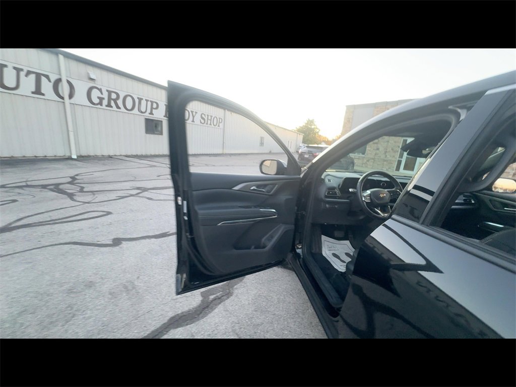 2025 Chevrolet Traverse photo 2