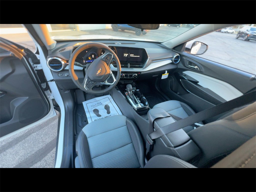 2025 Chevrolet Trax LT photo 2