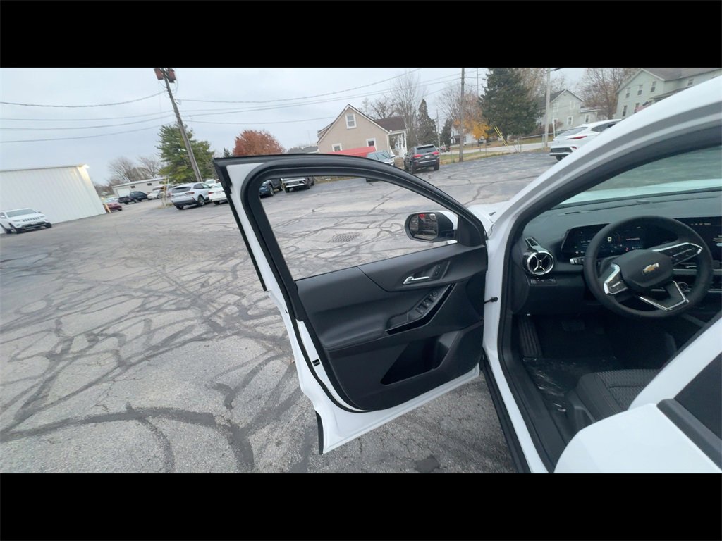 2026 Chevrolet Equinox LT photo 2