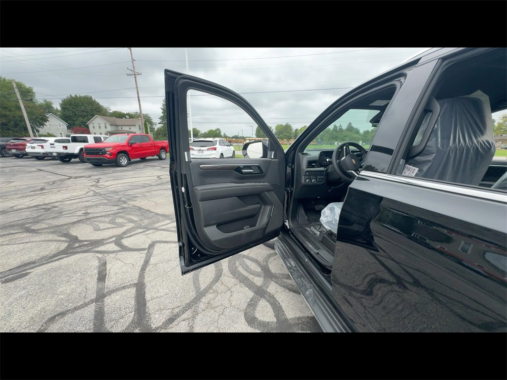 2025 Chevrolet Tahoe LS photo 2