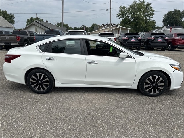 Certified 2018 Nissan Altima SV with VIN 1N4AL3AP5JC205571 for sale in Albia, IA