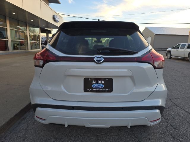 2023 Nissan Kicks SR photo 3