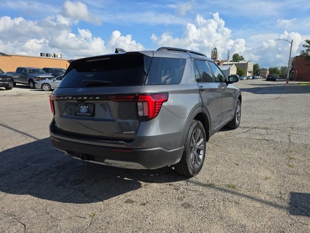 2025 Ford Explorer photo 2