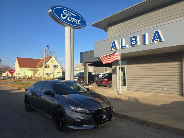 2022 Nissan Altima SR's photo