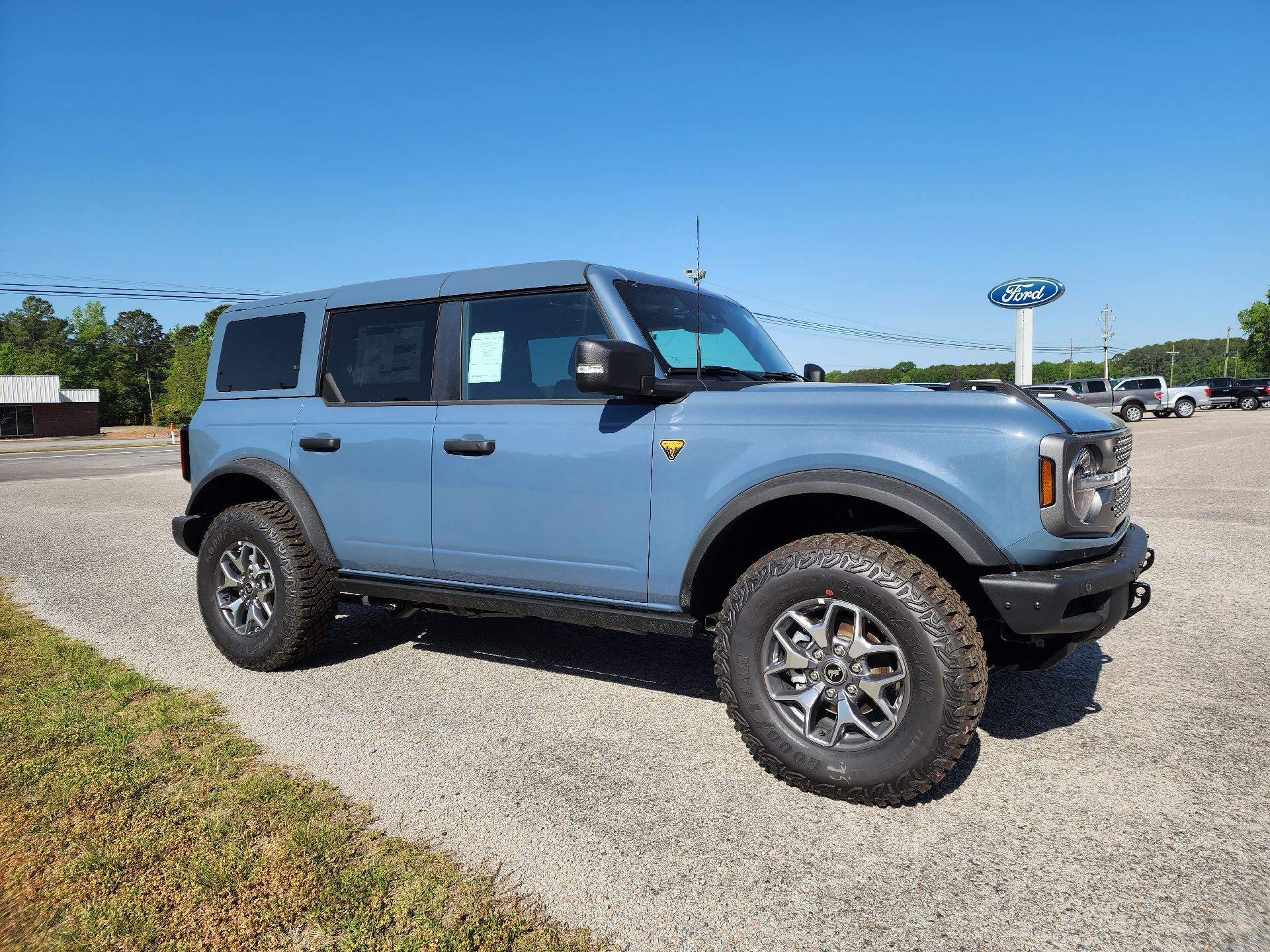 2025 Ford Bronco Badlands photo 2