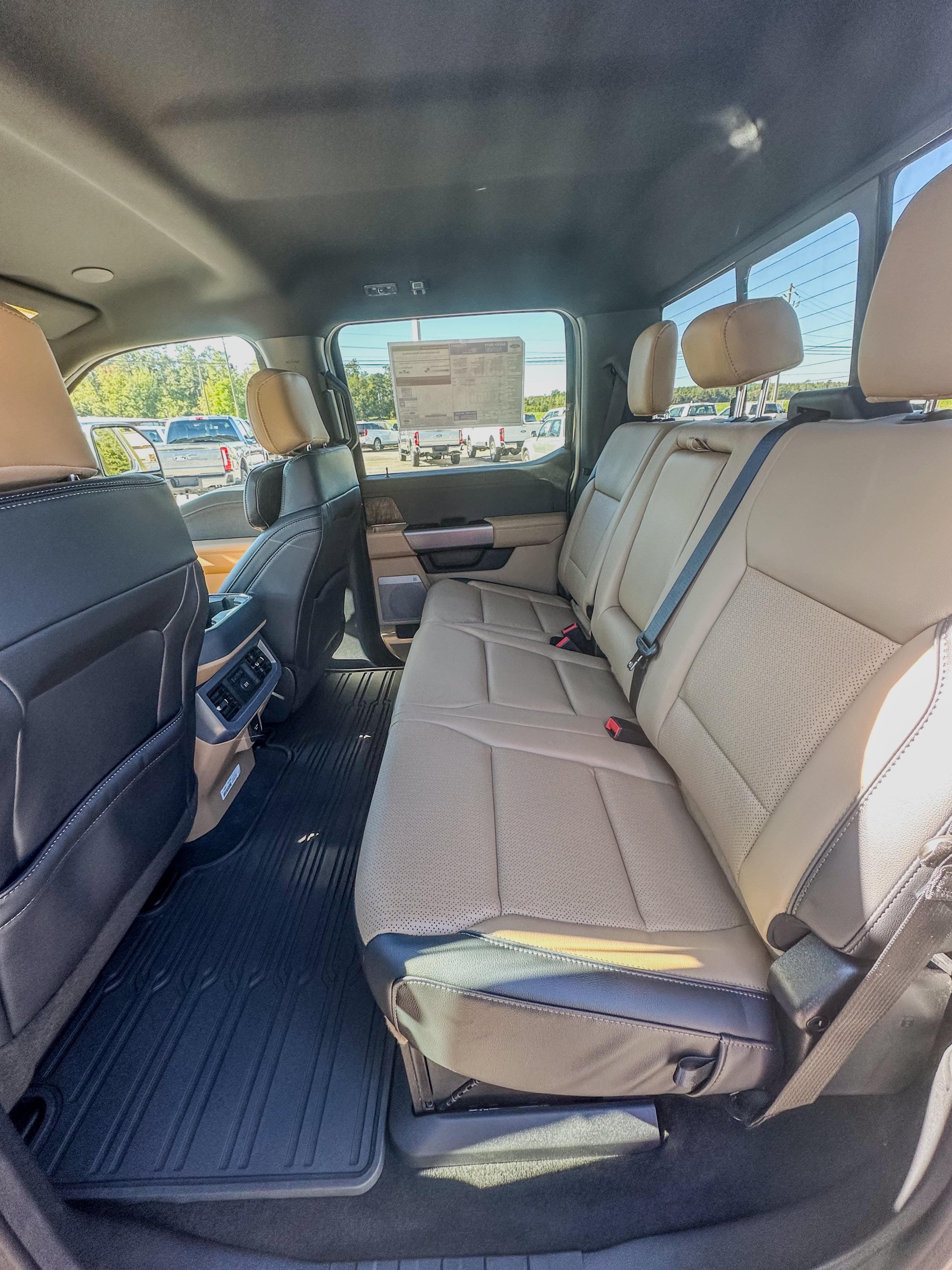 New 2027 Ford Super Duty F-350 SRW LARIAT