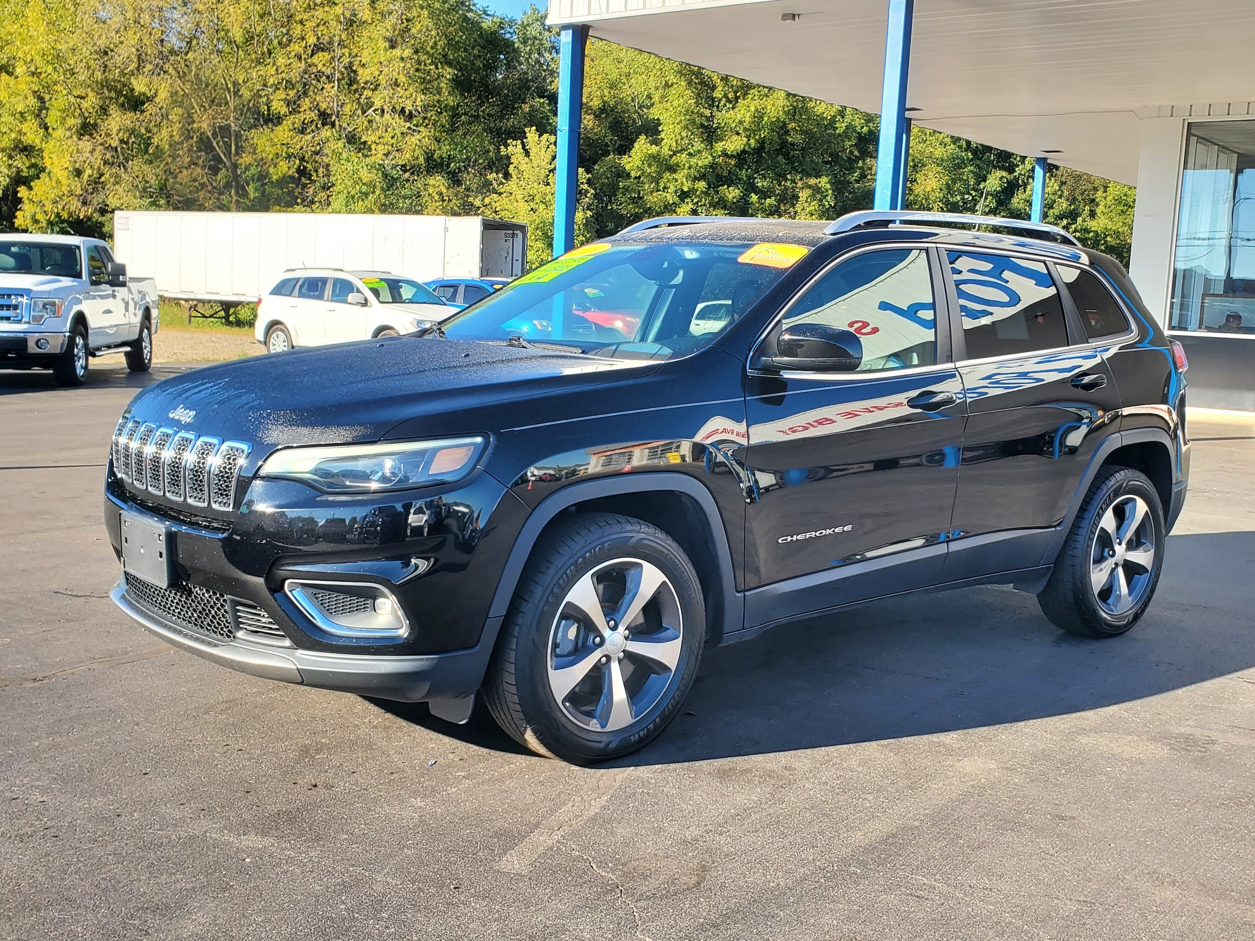 Used 2019 Jeep Cherokee Limited with VIN 1C4PJMDX0KD189447 for sale in Albion, MI
