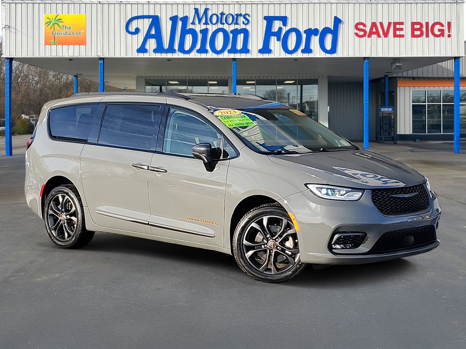 2023 Chrysler Pacifica Touring L's photo