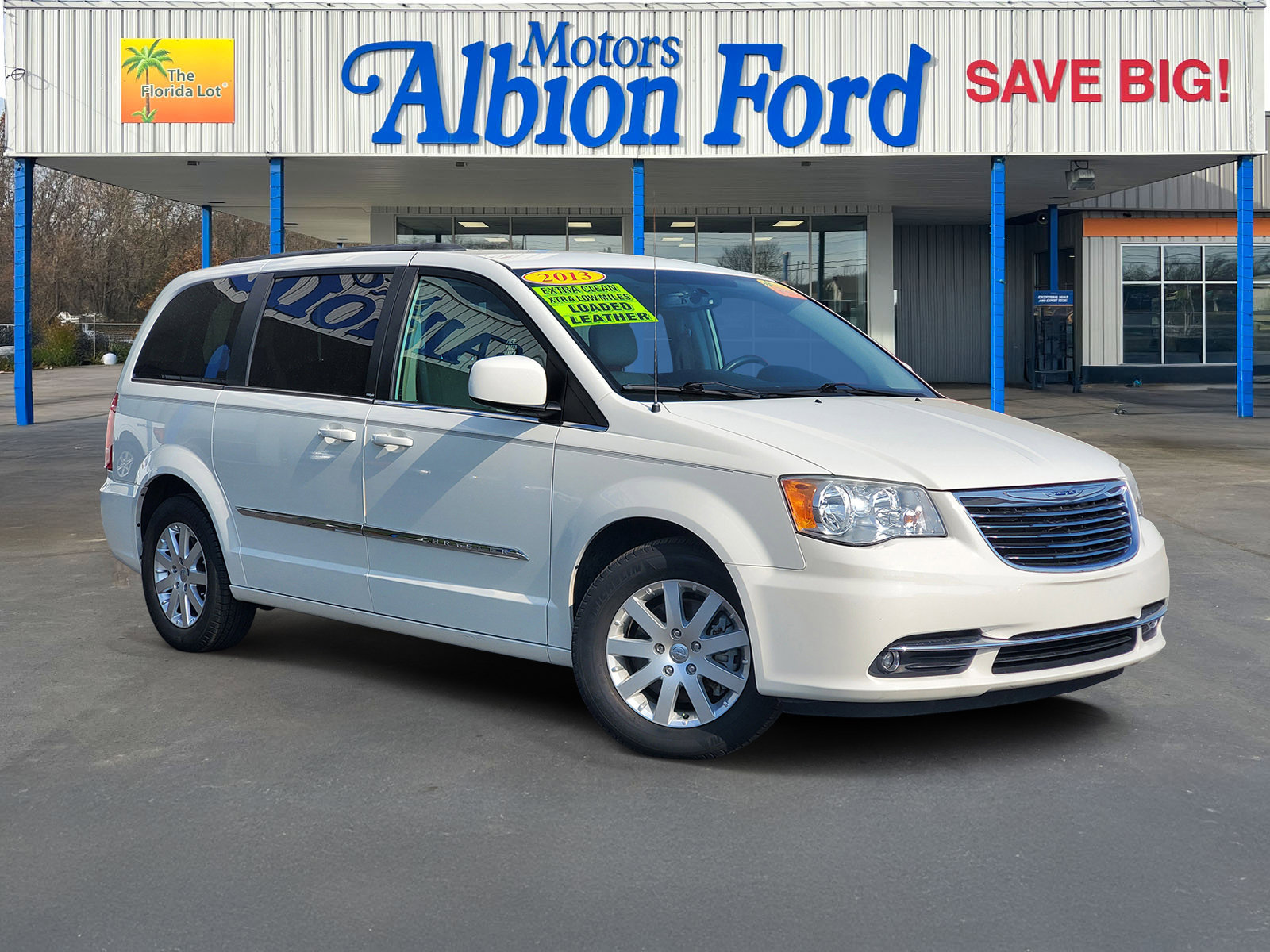 2013 Chrysler Town & Country Touring's photo