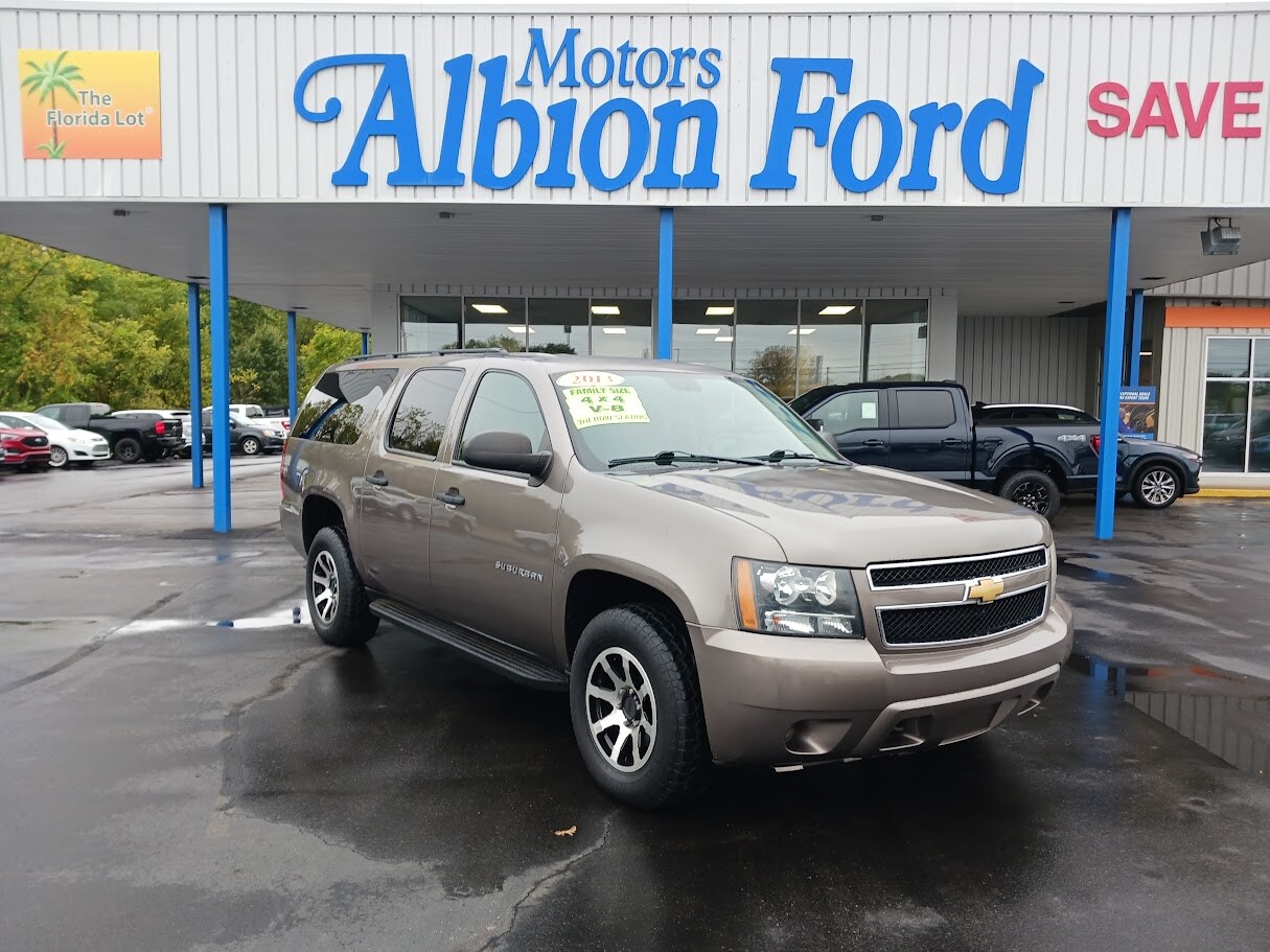 2013 Chevrolet Suburban 1500 photo 2