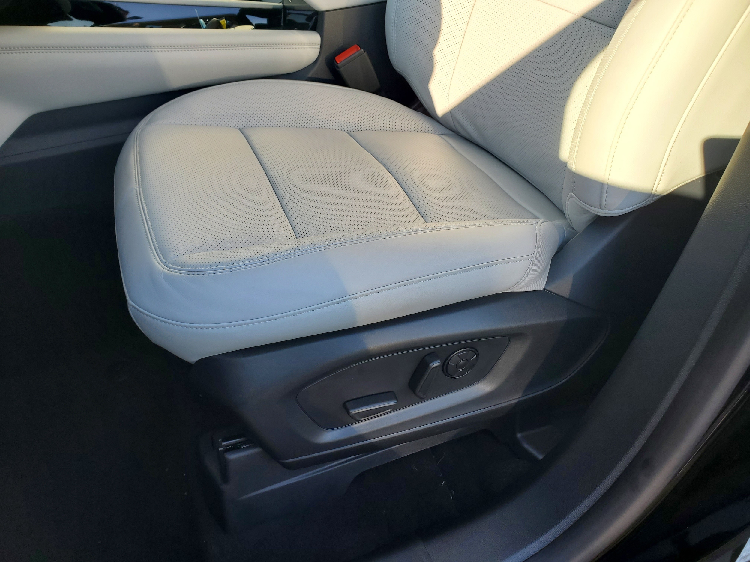 2026 Ford Explorer Platinum - Photo 9