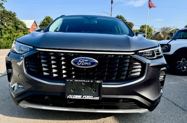 2024 Ford Escape Hybrid Platinum photo 2