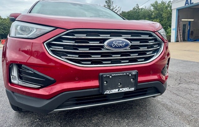 2020 Ford Edge Titanium photo 2