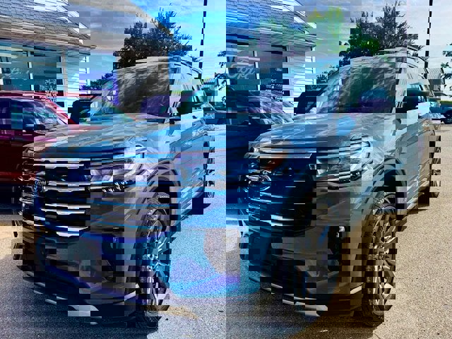 2025 Ford Explorer photo 3