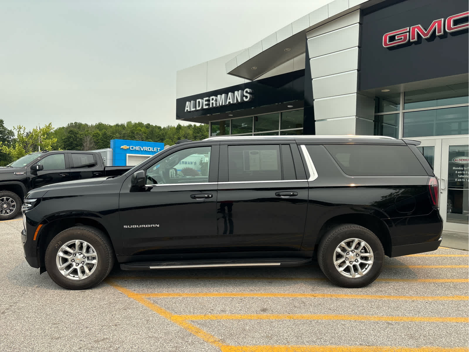 2025 Chevrolet Suburban LS - Photo 4