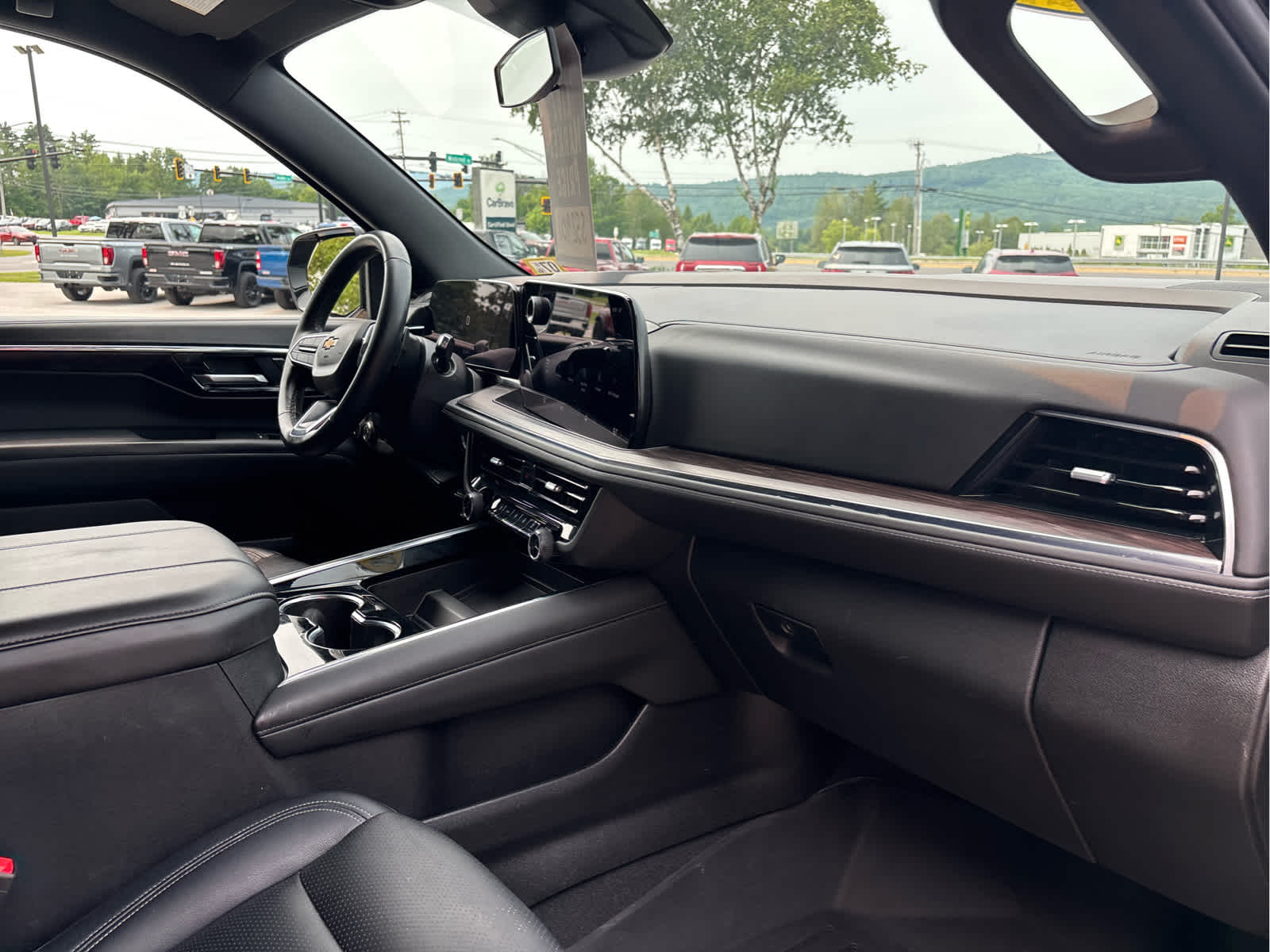 2025 Chevrolet Suburban LS - Photo 26