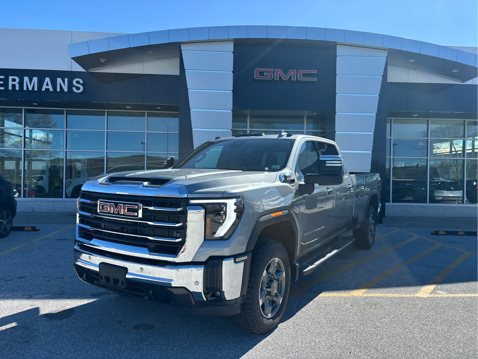 2025 GMC Sierra 4WD Crew Cab Standard Box SLT's photo