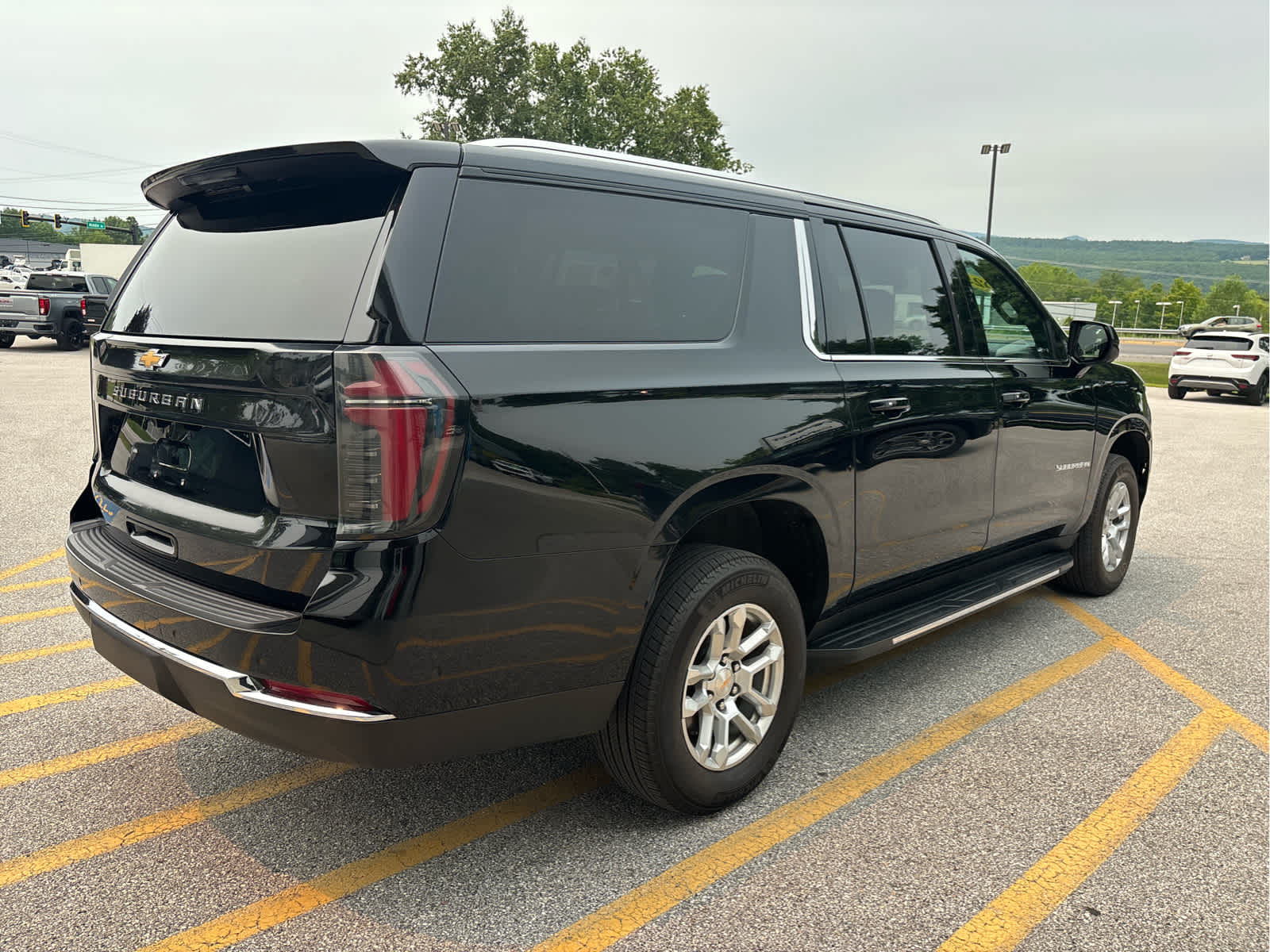 2025 Chevrolet Suburban LS - Photo 8