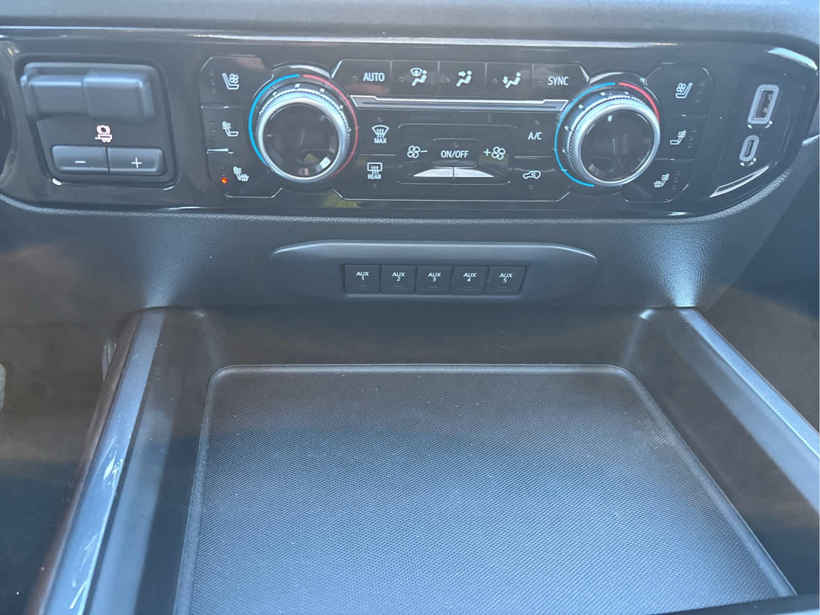 2025 GMC Sierra 3500HD SLT - Photo 17