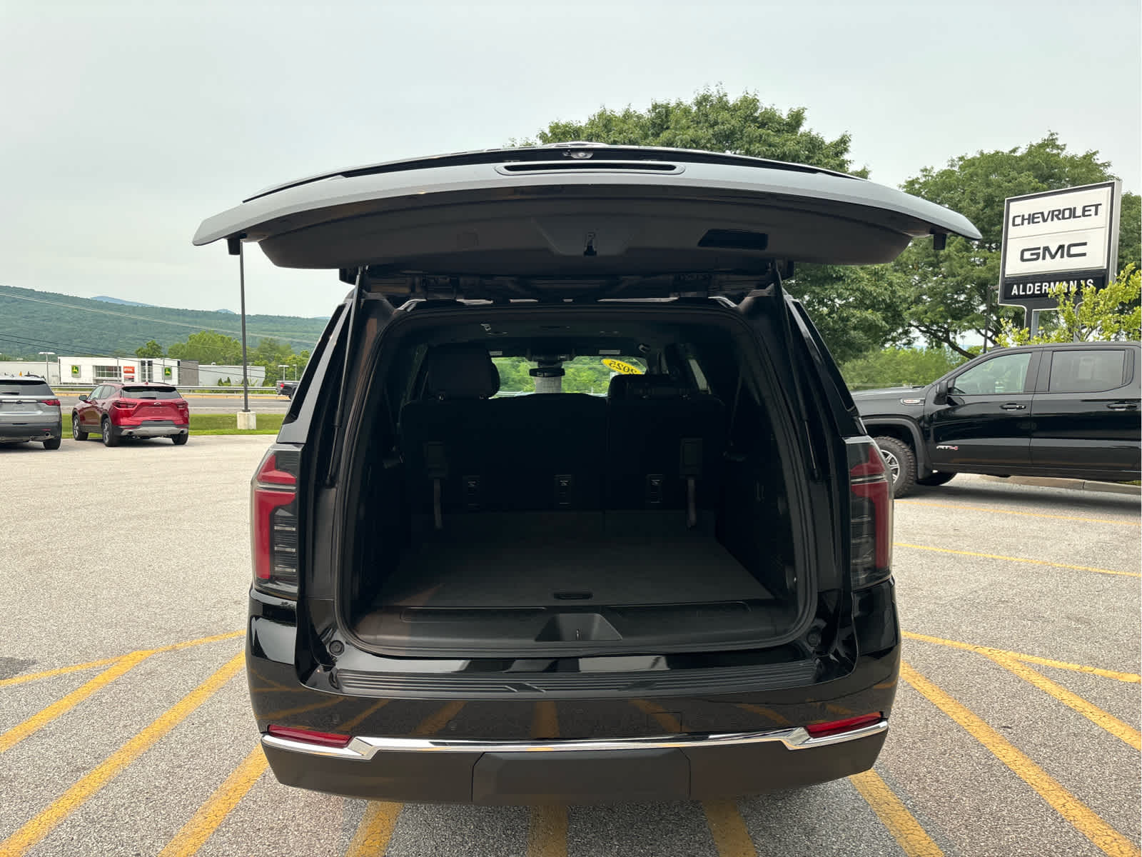 2025 Chevrolet Suburban LS - Photo 7