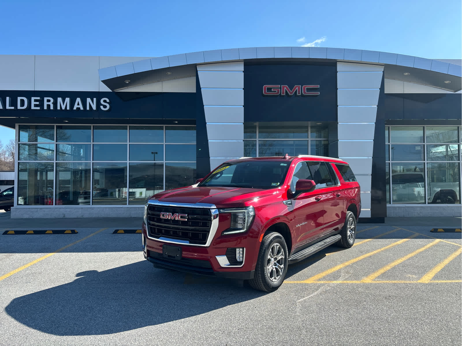 2021 GMC Yukon 4WD SLE's photo