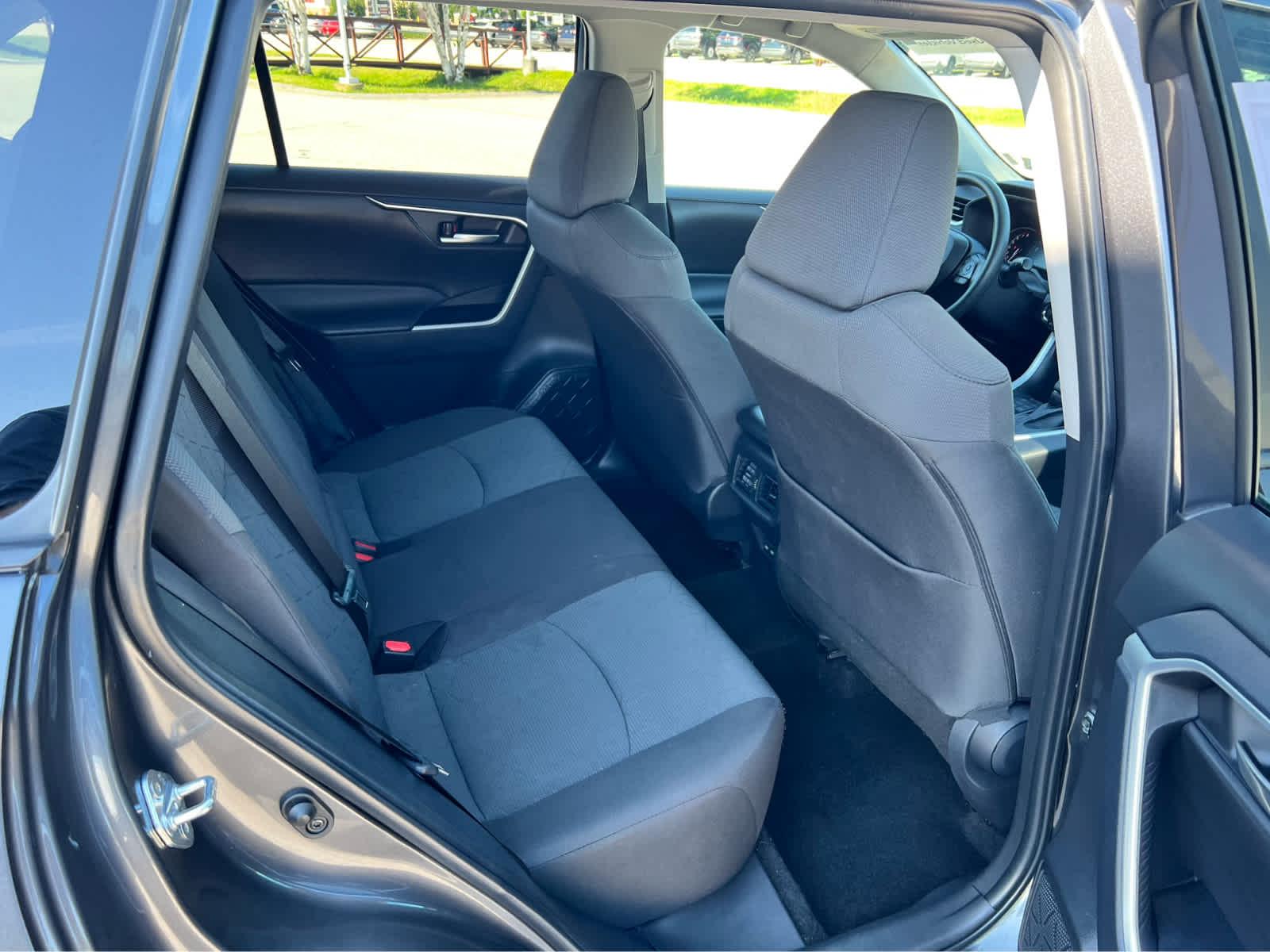 2025 Toyota RAV4 XLE - Photo 24