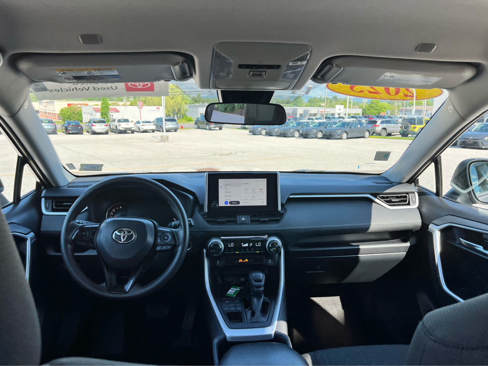 2025 Toyota RAV4 XLE - Photo 17