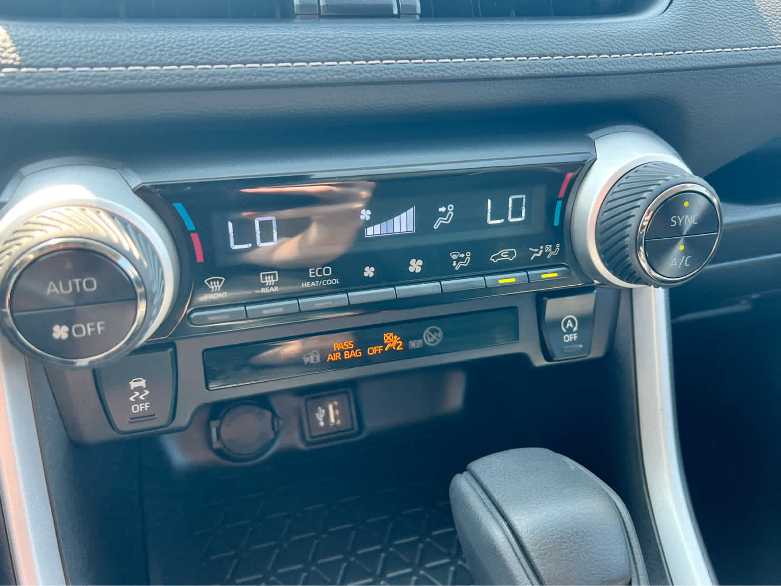 2025 Toyota RAV4 XLE - Photo 10