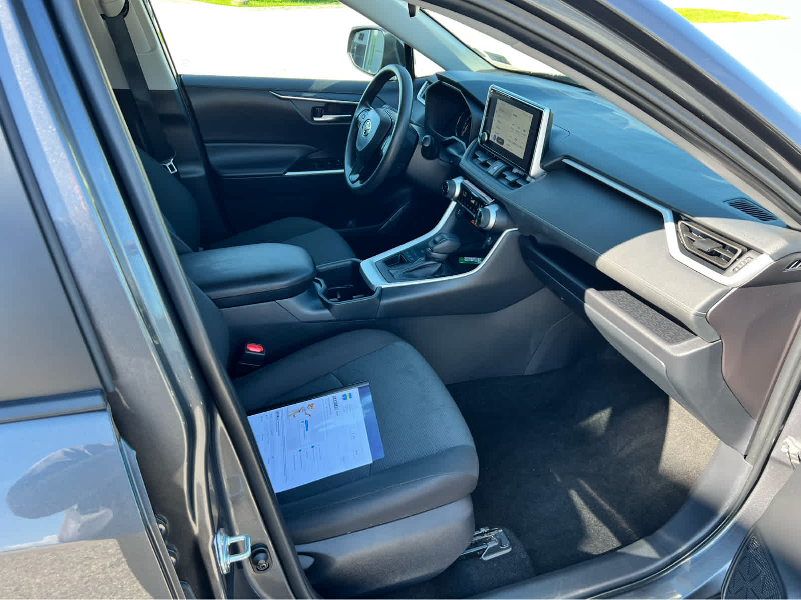 2025 Toyota RAV4 XLE - Photo 25