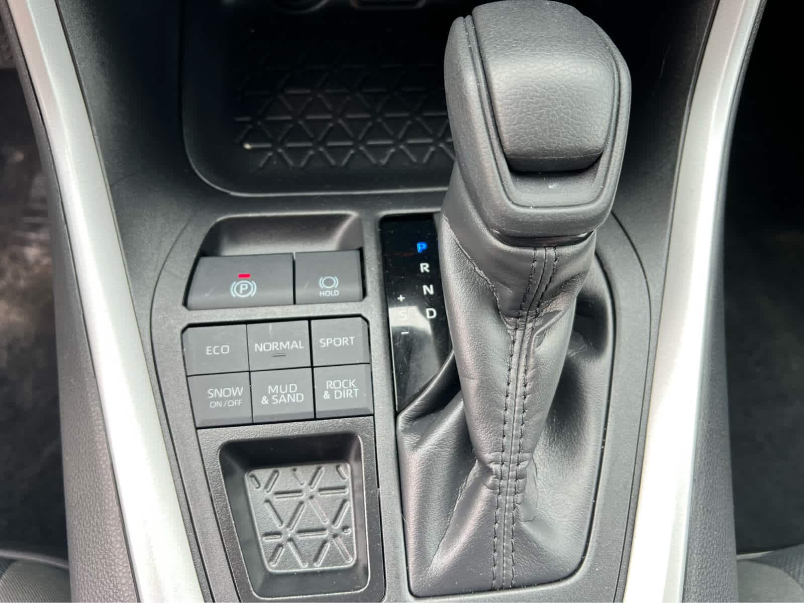 2025 Toyota RAV4 XLE - Photo 13