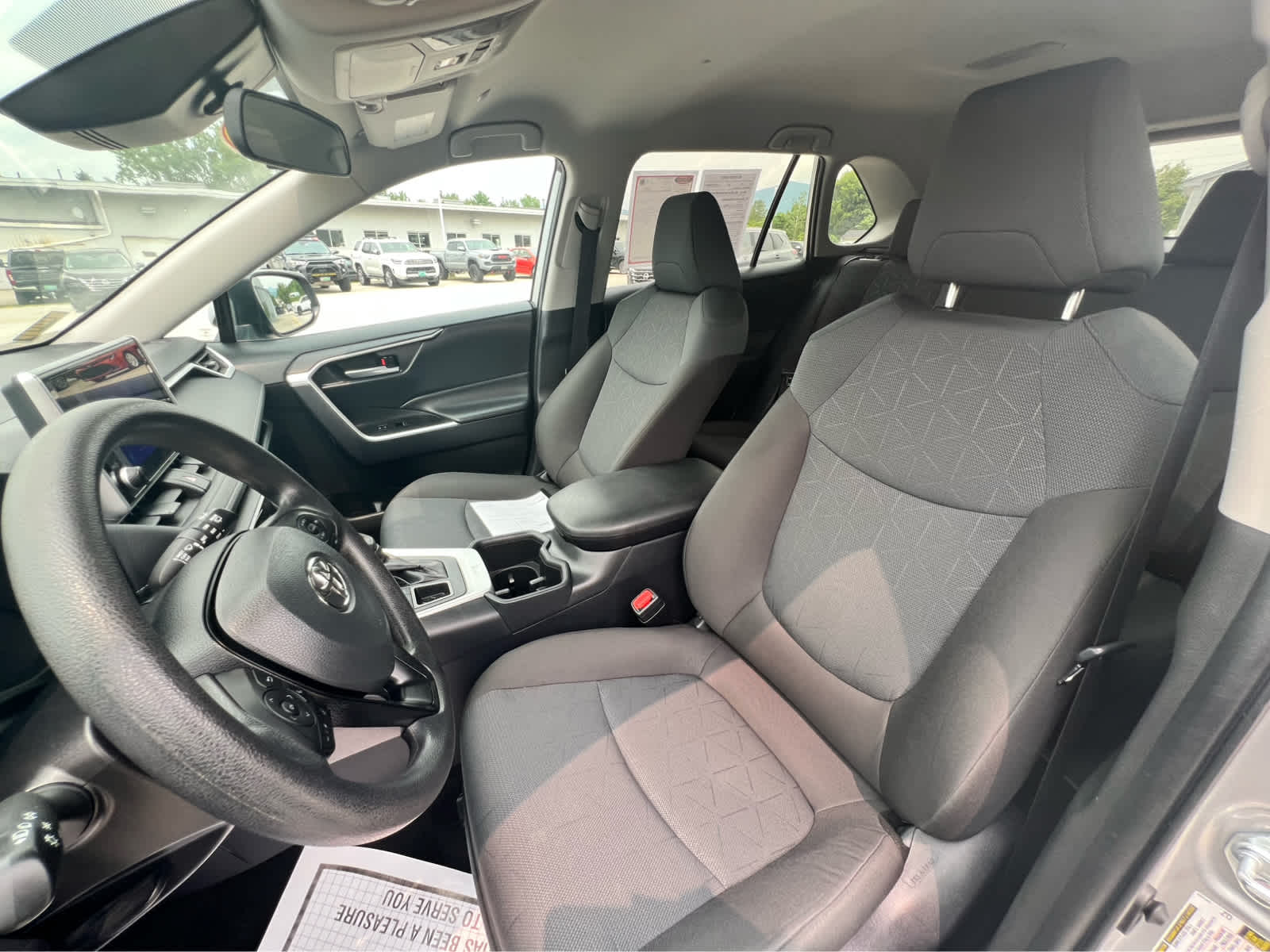 2025 Toyota RAV4 XLE - Photo 8