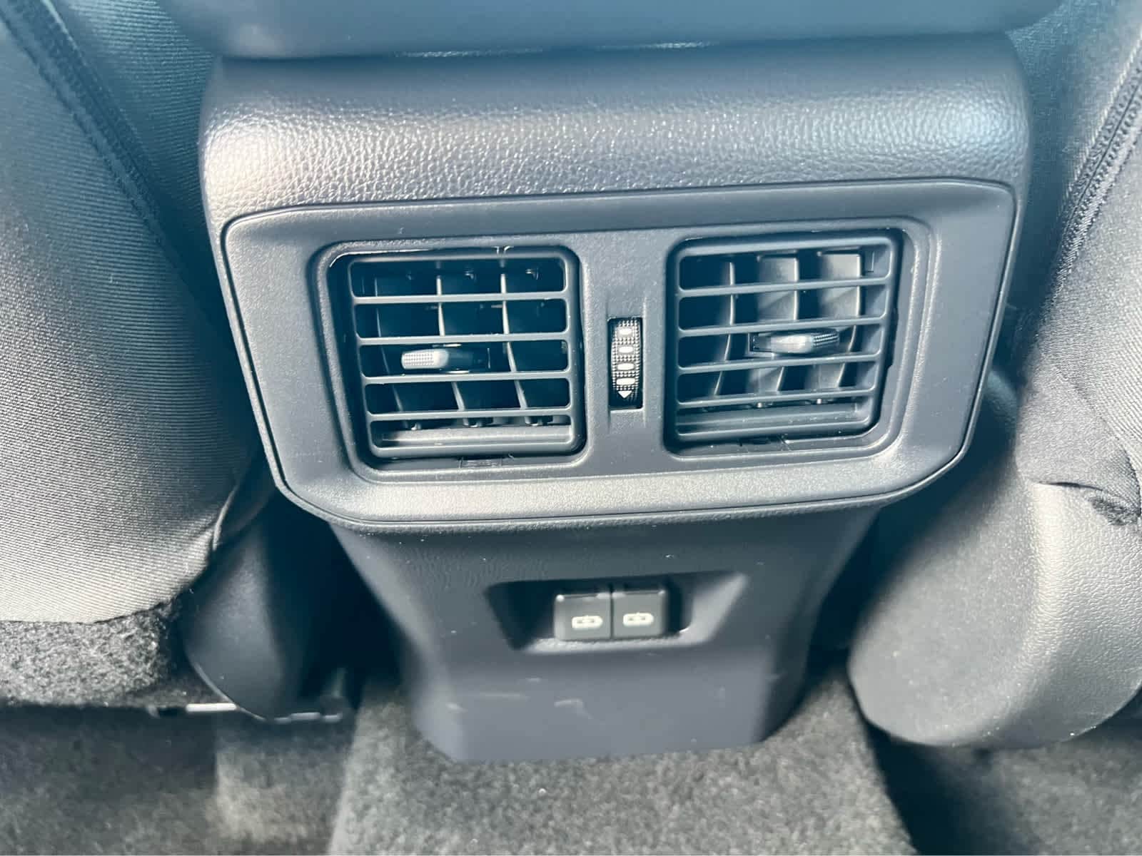 2025 Toyota RAV4 XLE - Photo 18