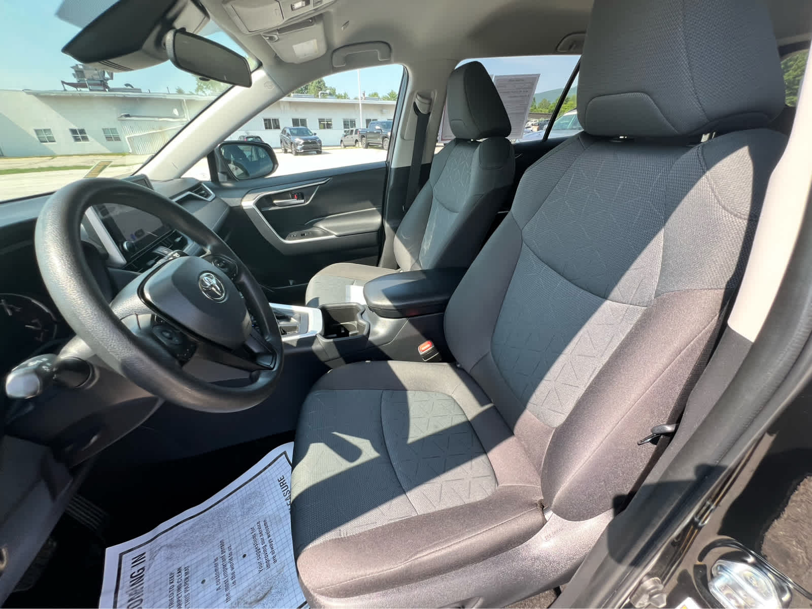 2025 Toyota RAV4 XLE - Photo 14