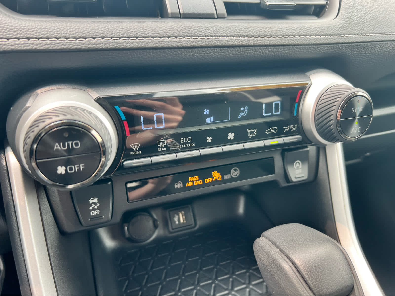 2025 Toyota RAV4 XLE - Photo 13