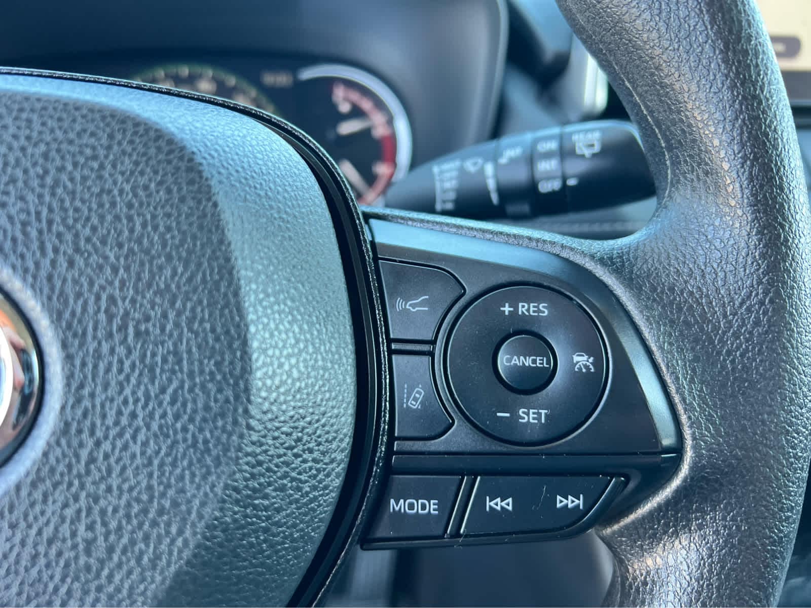 2025 Toyota RAV4 XLE - Photo 11