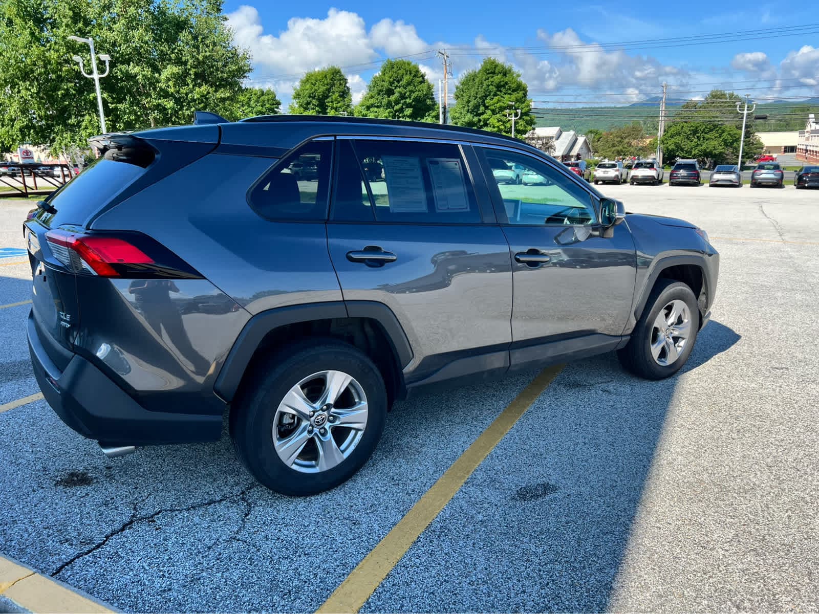 2025 Toyota RAV4 XLE - Photo 22