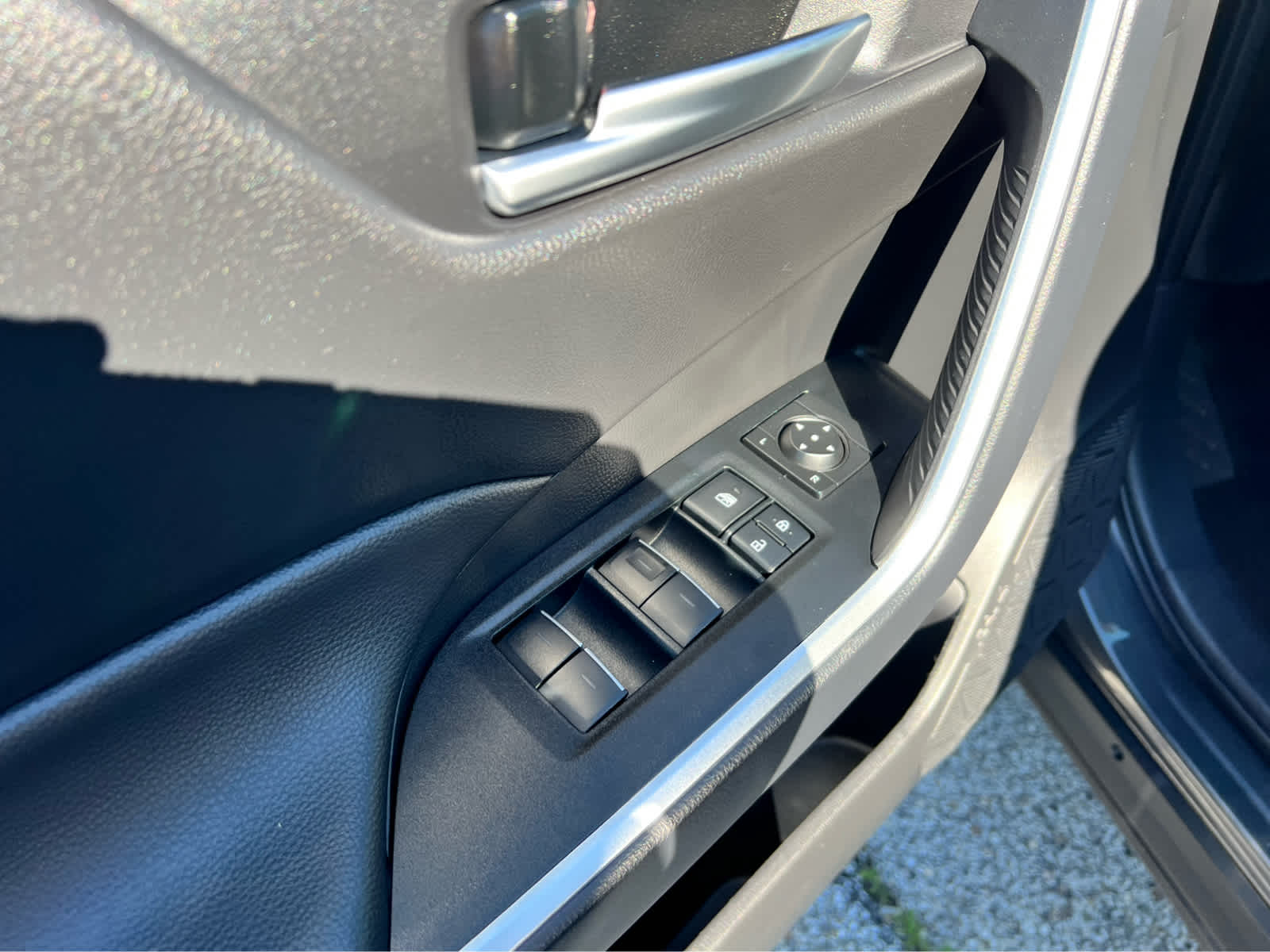 2025 Toyota RAV4 XLE - Photo 8