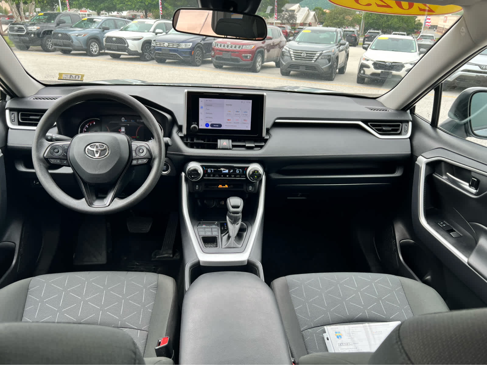 2025 Toyota RAV4 XLE - Photo 18