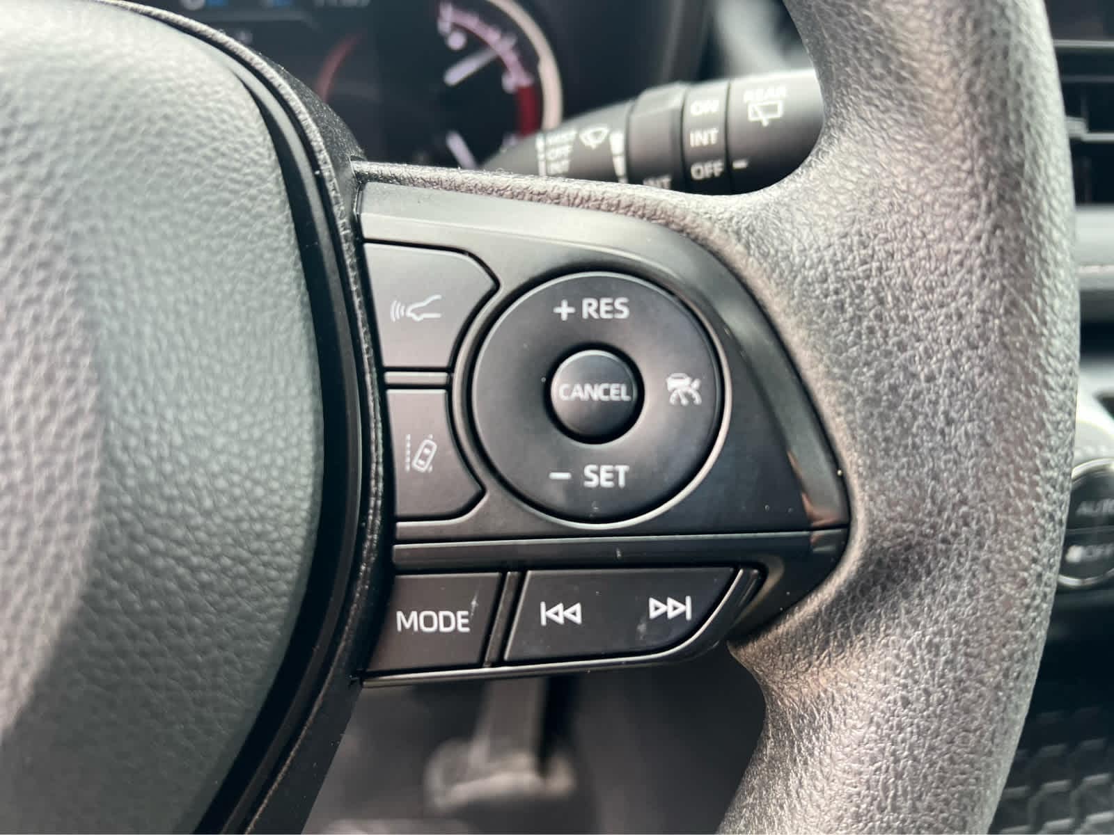 2025 Toyota RAV4 XLE - Photo 12
