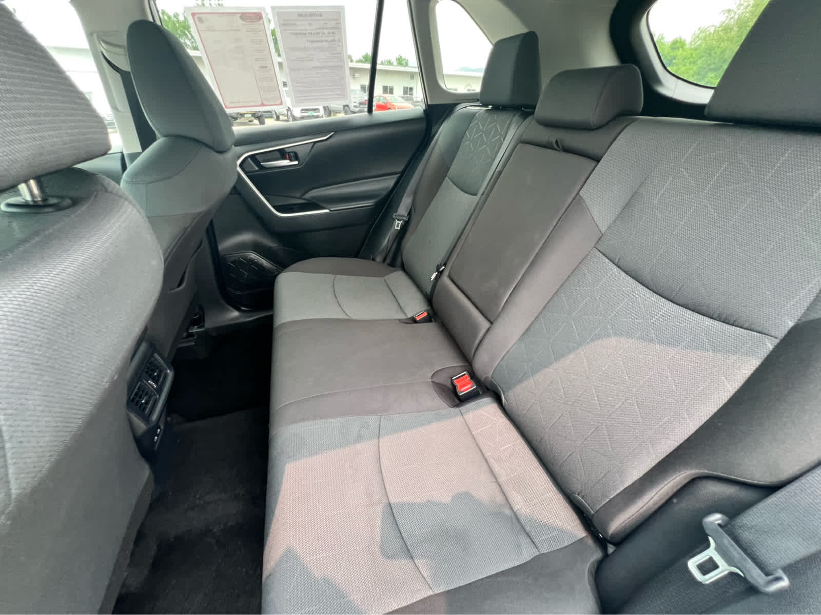 2025 Toyota RAV4 XLE - Photo 16