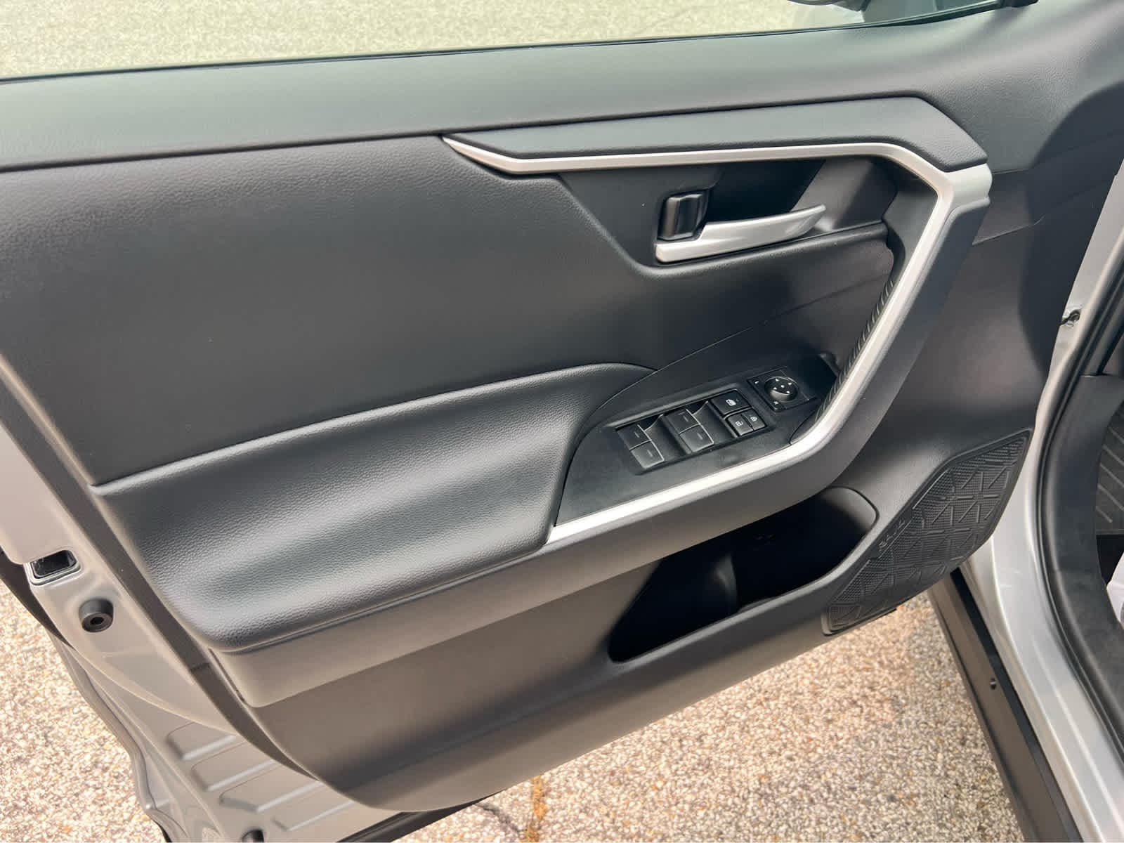 2025 Toyota RAV4 XLE - Photo 7