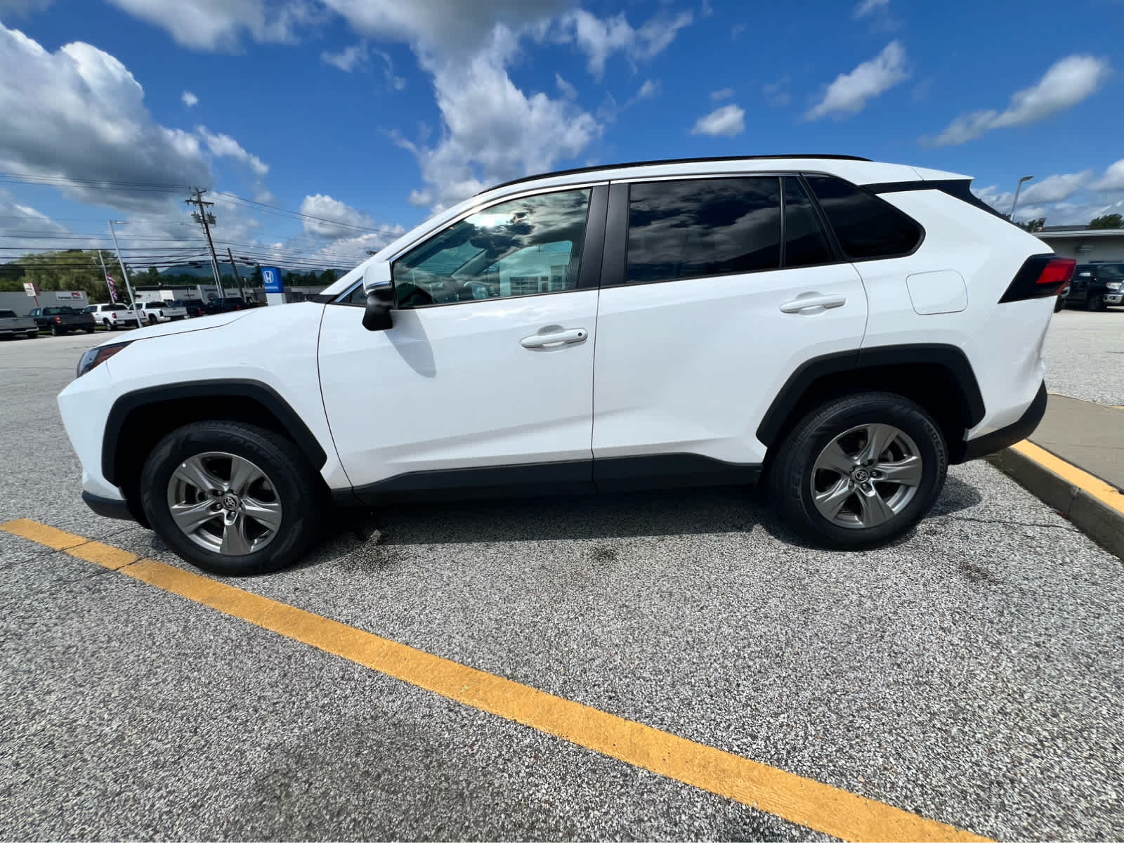 2025 Toyota RAV4 XLE - Photo 6