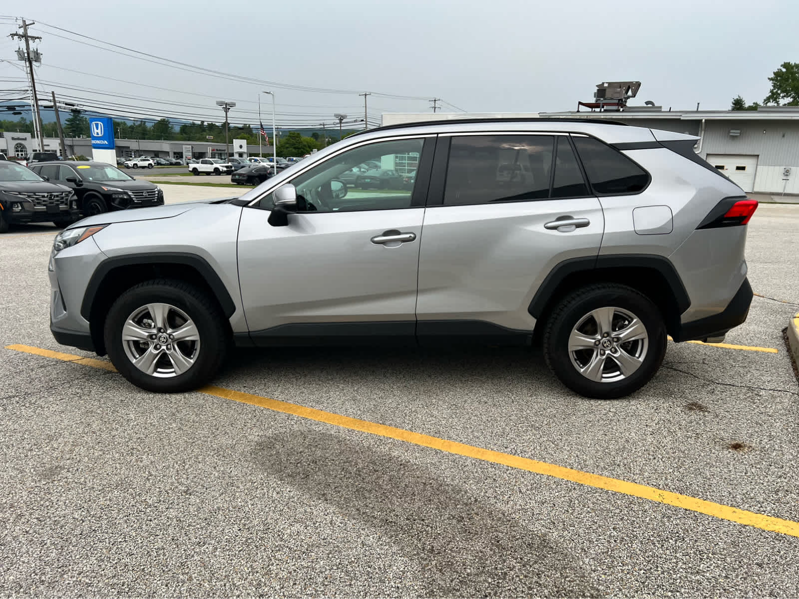 2025 Toyota RAV4 XLE - Photo 16