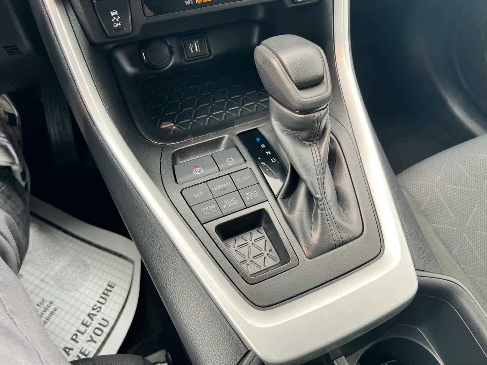 2025 Toyota RAV4 XLE - Photo 14