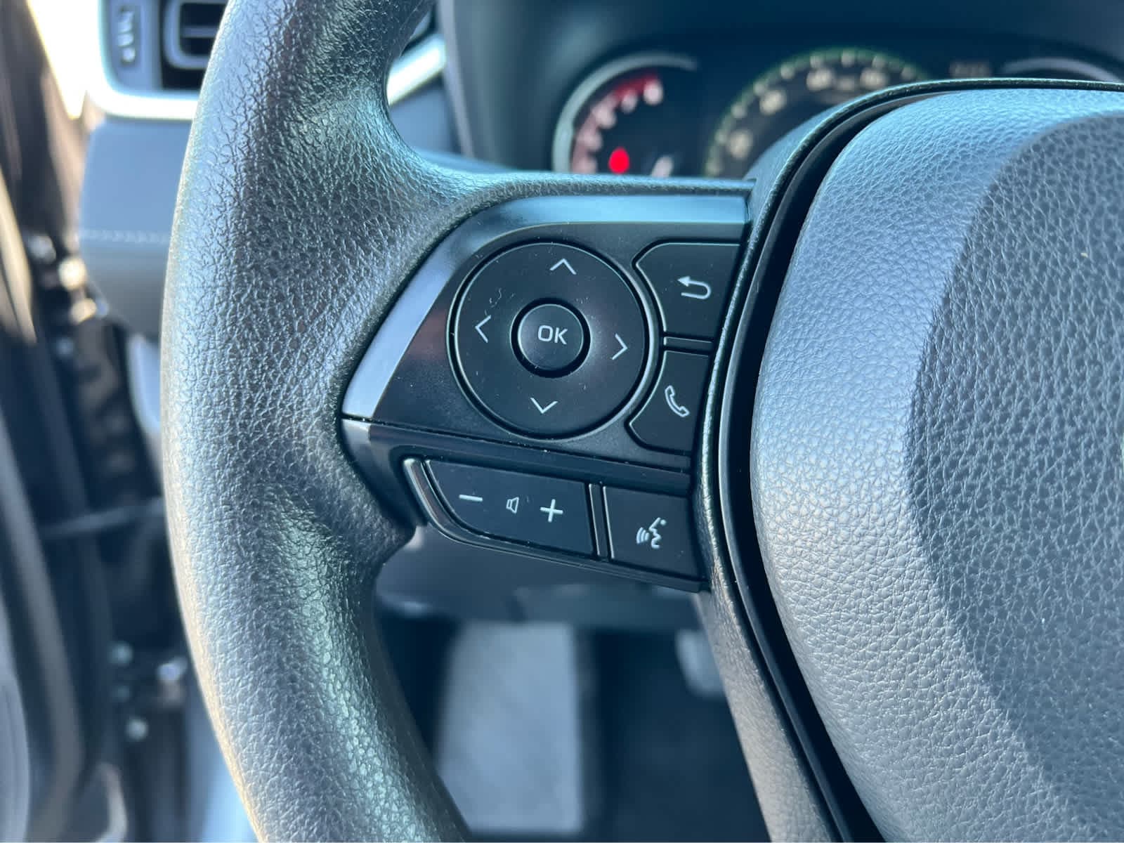 2025 Toyota RAV4 XLE - Photo 10