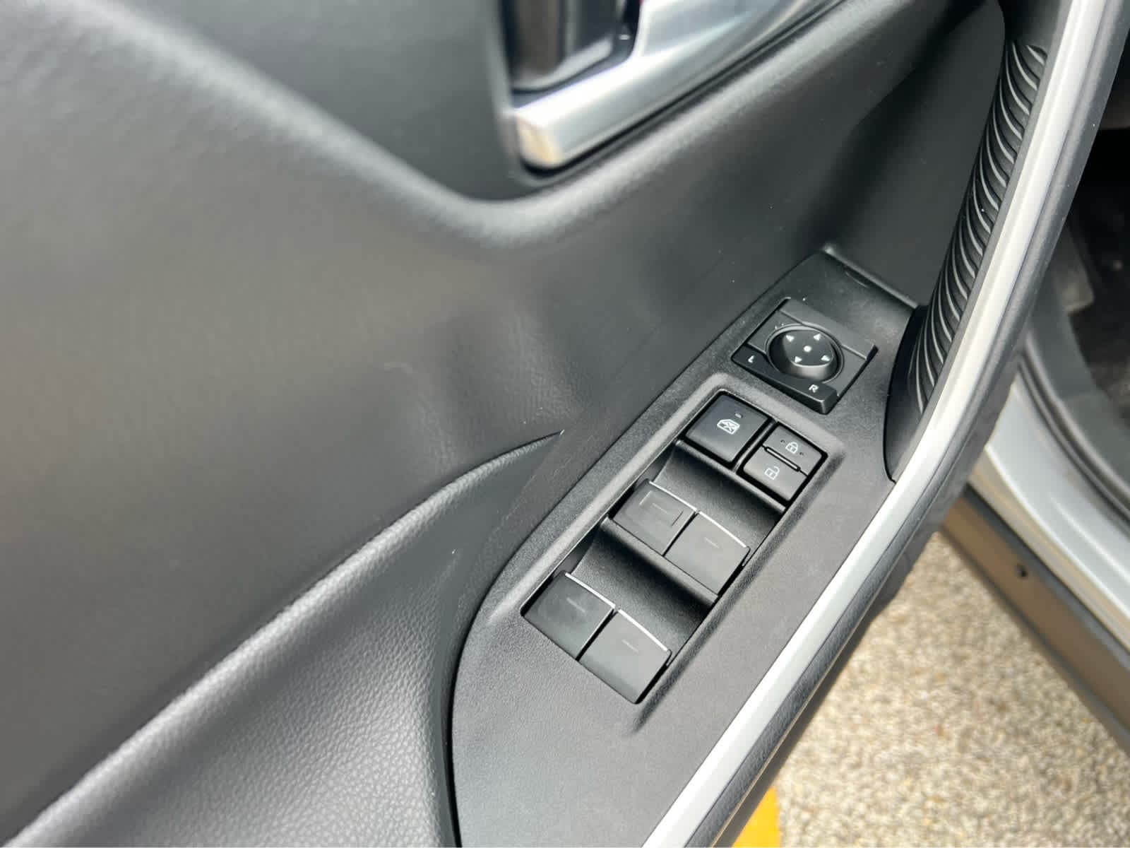 2025 Toyota RAV4 XLE - Photo 7