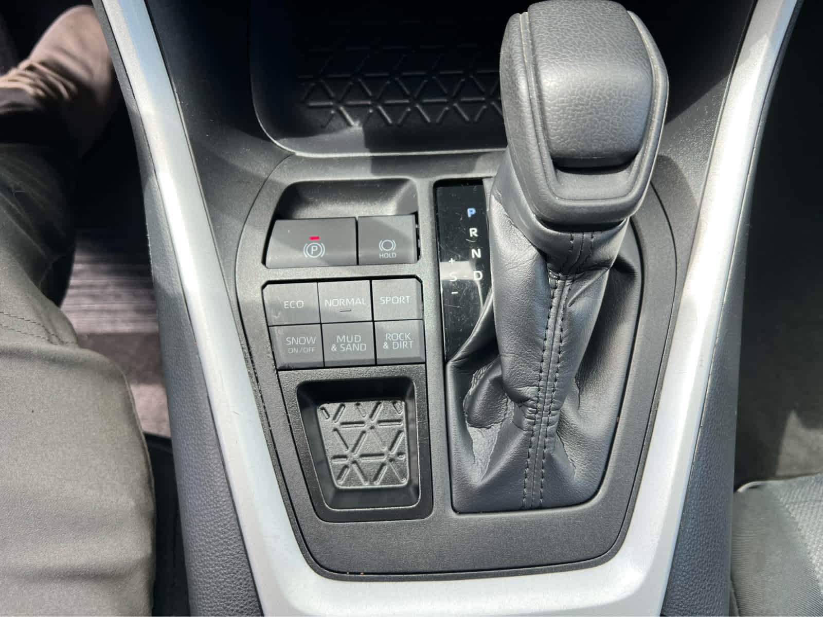2025 Toyota RAV4 XLE - Photo 11